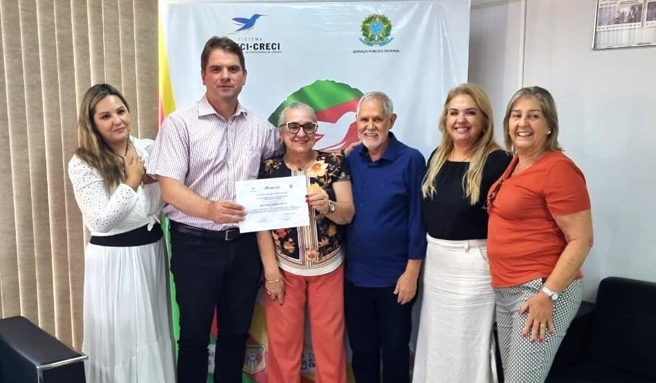 Presidente do CRECI-RS entrega diploma a mais uma jubilada