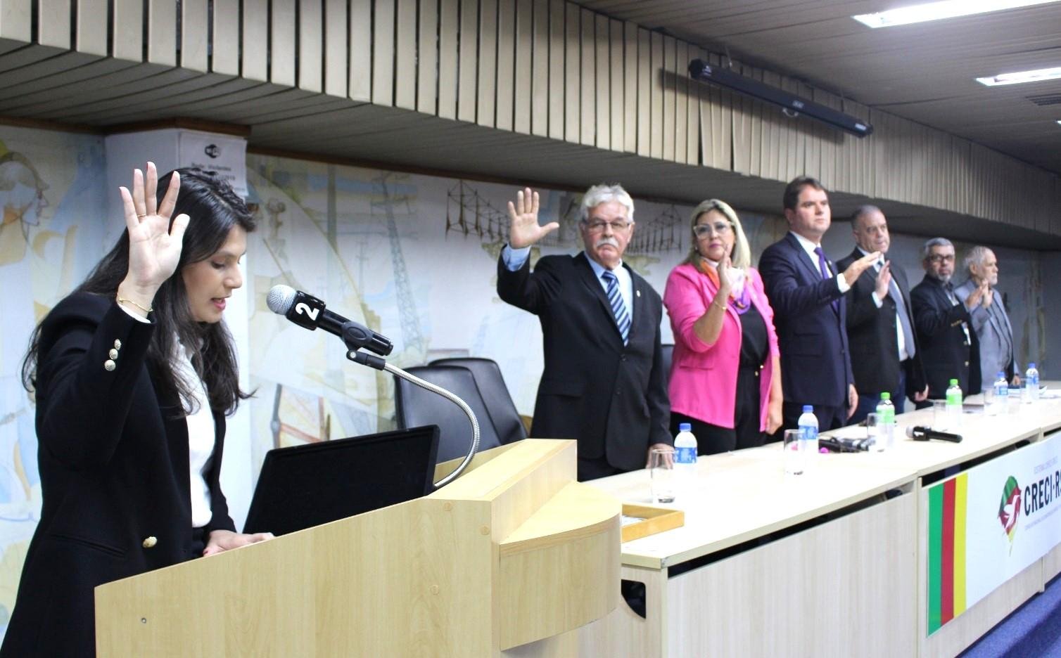 Presidente do CRECI entrega credenciais para novos corretores de imóv