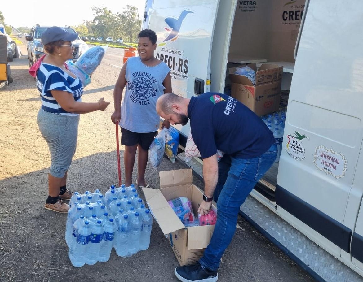 Campanha CRECI-Solidário entrega kits de higiene e água na Ilha das Flore